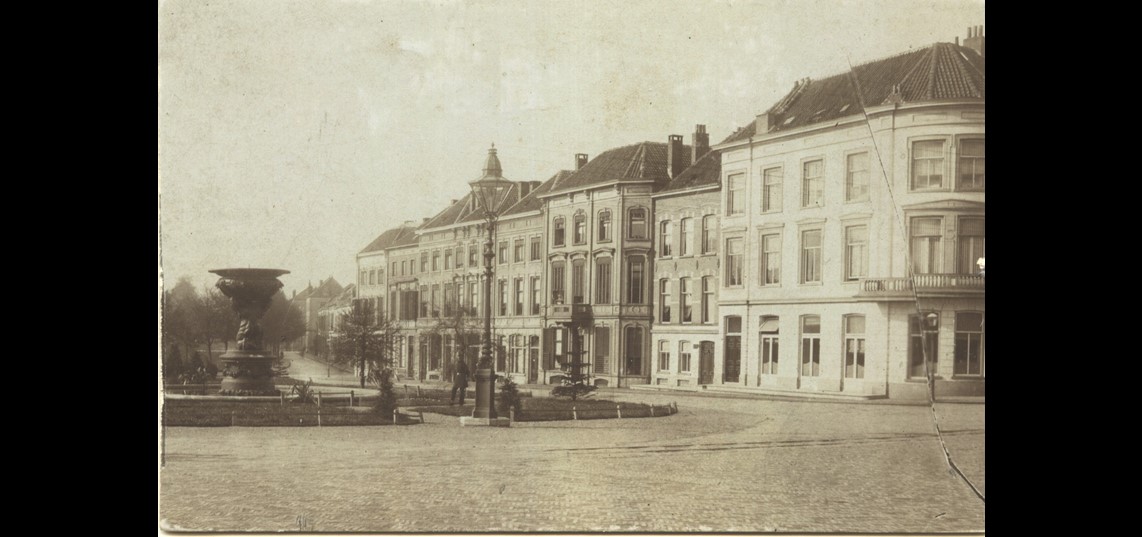 Het rijtje statige panden aan de westzijde, rond 1900